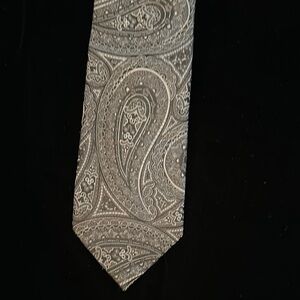 Geoffrey Beene Gray Paisley Silk Tie